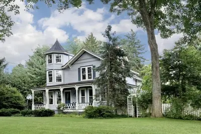 Image de Historic Suburban Living, Convenient to Town and Nyc