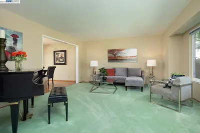 Image de House with backyard