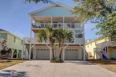 Image de 2 Blocks from Beach, Dog Friendly w/ no dog fees! , Hot Tub, Fenced Yard