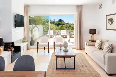 Image de Amazing apartment with private terrace in Marbella. Las Lomas