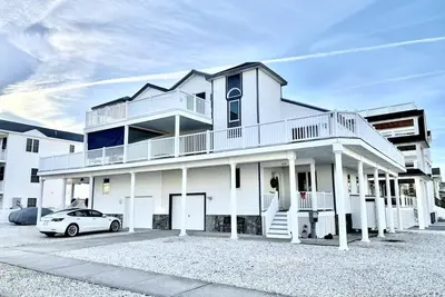 Image de Townhouse located half a block from the beach.