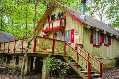 Image de Lovely wooded view chalet is your weekend escape!