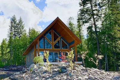 Image de Driftwood Chalet overlooking Shuswap Lake, perfect for couples! Golf on-site! !