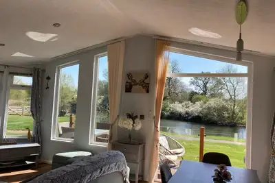 Image de River Retreat Lodge is front line with panoramic views over the river Avon.