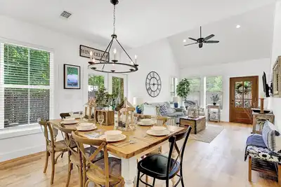 Image de Cabernet House 4-Blks to Main St, Sleep 18-Pet Friendly-2 Hot-Tubs
