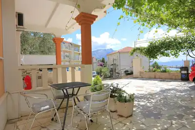Appartement d'une chambre avec la terrasse et la vue sur le mer Duce, Omis (A-18302-b)