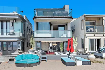 Image de 3 Story Oceanfront Home with Jacuzzi in Newport Beach on the Sand!