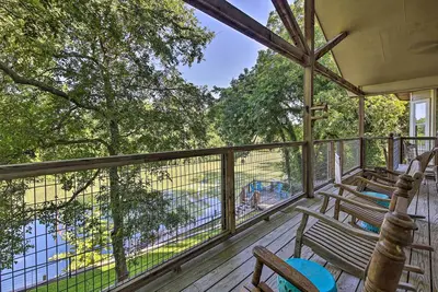 Image de Sunny Seguin Retreat w/ Canoes on Guadalupe River!