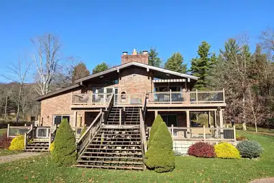Image de Level lakefront, family-friendly, hot tub, low fees, private dock