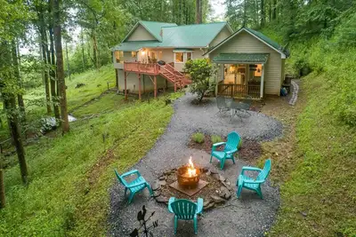Image de The Holliday House - Private, Mountain Home on a Creek.