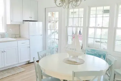 Image de Lake Front Cottage Home with Second Story Balcony Double Lot