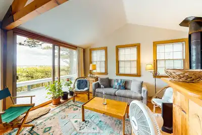 Image de Private & quaint cabin-style home with wraparound porch - small dogs Ok