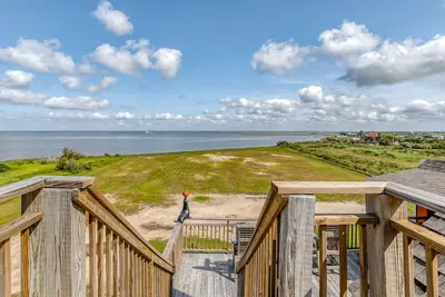 Image de Beautiful, dog-friendly home with decks & amazing views - walk to beach & bay