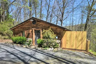 Image de Tranquil & elegant riverfront cabin with private hot tub, large deck, & fire pit