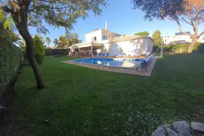 Image de Luxury spacious 5 bedroom villa golf area