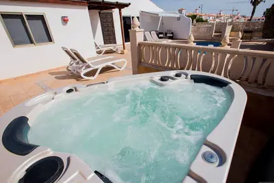 Image de Villa Malpas - 3 Bed 3 ensuite bathroom Villa with Pool, Jacuzzi & Air Con