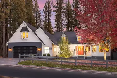 Image de Alpine Luxury. Jacuzzi tub. Firepit. Bbq. Fireplace. Enjoy the Backyard. Ac. 3x2 promo
