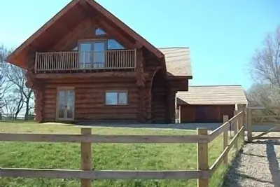 Image de Spacious Bespoke Fir Lodge Log Cabin