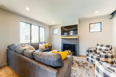 Image de Family-friendly home near town with a private hot tub, balcony, & gas fireplace