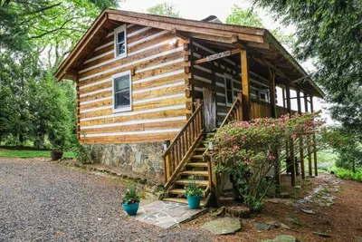 Image de Touche' Too Cabin - when privacy is what you want, by Buffalo Mtn Getaway