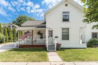 Image de Cozy efficiency upper, a short walk downtown. Pet friendly with large backyard!