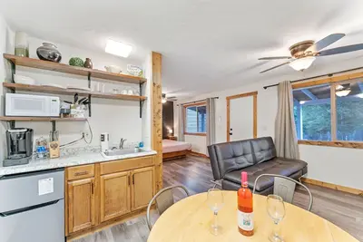 Image de Red Roof Cabin at Spotted Bear Retreat