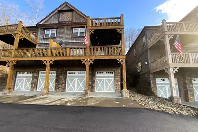 Image de Spacious lake view townhouse w/ free attraction tickets & furnished deck