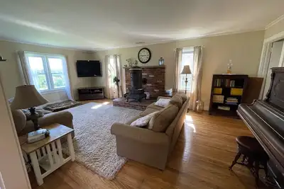 Image de 1920's Farmhouse with antique charm and quiet comfort. Wineries, skiing, more!