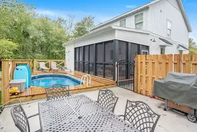Image de Heated pool & hot tub, Lake Mi beach access via a tram plus a  theatre room.