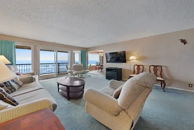 Image de Lovely oceanfront condo with sweeping water views, & balcony