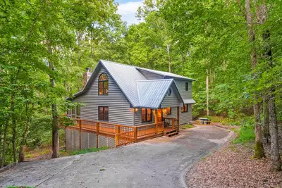 Image de Lovely sunlit home with deck, hammock, jetted tub, foosball, & fire pit