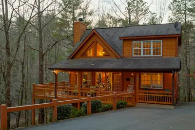 Image de Lazy Bear Lair - Adorable bear-themed rustic retreat minutes from downtown Helen