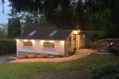 Image de The Hemingway Carriage House - Romantic & Private Downtown Mystic Getaway