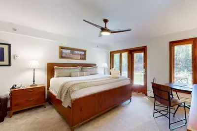 Image de Ski-in/out, mountain view studio w/ high-speed WiFi & shared pool, hot tubs, W/D