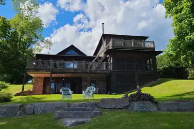 Image de Spacious Beachfront Lakehouse with Breathtaking View