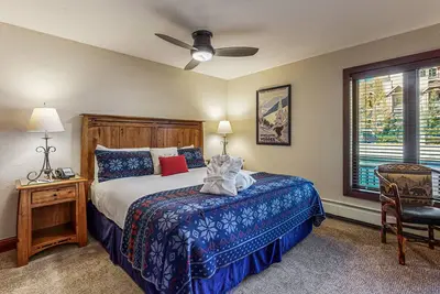 Image de Ski-in/out condo with kitchenette, high-speed WiFi & shared pool/hot tub/laundry