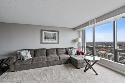 Image de In the heart of downtown Windsor Penthouse Suite Change listing