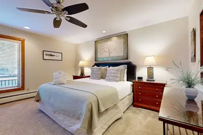 Image de Hotel-style, ski-in/out studio w/ high-speed WiFi & shared pool/hot tub/laundry