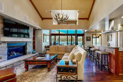 Image de Ski-in/ski-out condo w/ balcony, fireplace, fast WiFi, W/D & shared pool/hot tub