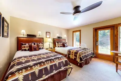 Image de Ski-in/out, riverfront studio w/ alpine view, fast WiFi, shared pool/hot tubs/Wd