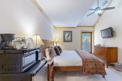 Image de Ski-in/out condo with kitchenette, high-speed WiFi, shared pool/hot tub/laundry
