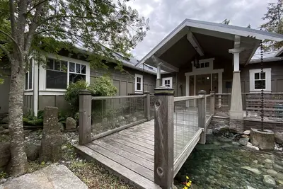 Image de Luxury Mitchell Bay Hideaway - Escape to this 4, 000 sq ft retreat with Hot Tub!