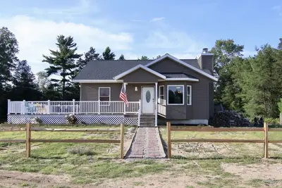 Image de 20 acres, located near beaches, snowmobile trails and other local attractions.