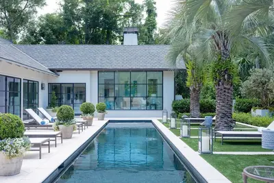 Image de Luxurious Family Coastal Cottage with pool and a 2 minute stroll to the beach!