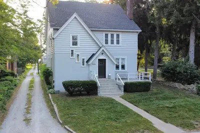 Image de Lake Views! Prime location. Completely remodeled. Family and pet friendly.