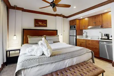 Image de Ski-in/out gem with kitchenette, fast WiFi, onsite pool/hot tub, W/D, concierge