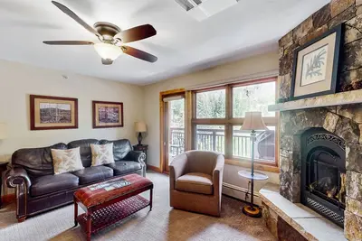 Image de Ski-in/out condo w/ mountain view, fireplace, fast WiFi, shared pool/hot tub/Wd