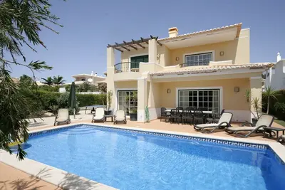 Peaceful 4 Bedroom Villa w\/ Private Pool, 15 min walk to Lagos Marina, Wifi, A\/C