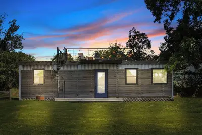 Image de \"The Woods\" Container | Pickleball | Rooftop Patio