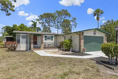 Image de Golf & Beach Getaway Home 2 /2 with Golf Cart